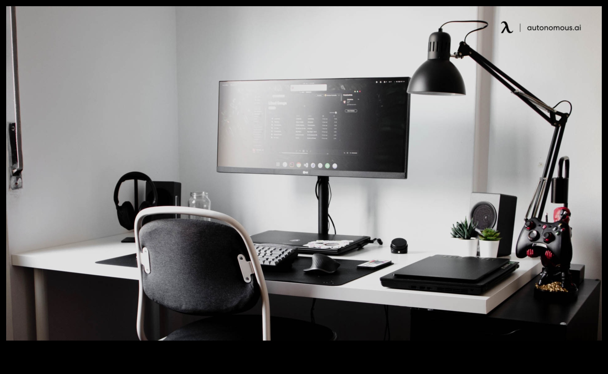 עיצוב שולחני מחשב נייד: אביזרים ליצירת סביבת עבודה פרודוקטיבית