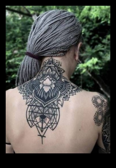 אלגנטיות מתחת לצוואר: גלה את סיפורי הקעקועים האחוריים הגדולים