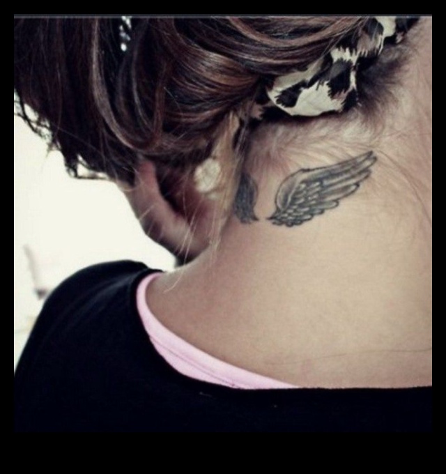 אלגנטיות מתחת לצוואר: גלה את סיפורי הקעקועים האחוריים הגדולים