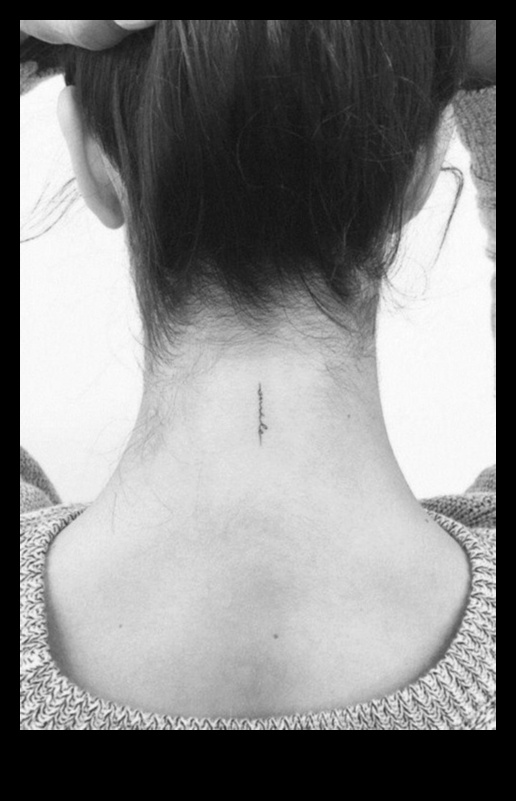 אלגנטיות מתחת לצוואר: גלה את סיפורי הקעקועים האחוריים הגדולים