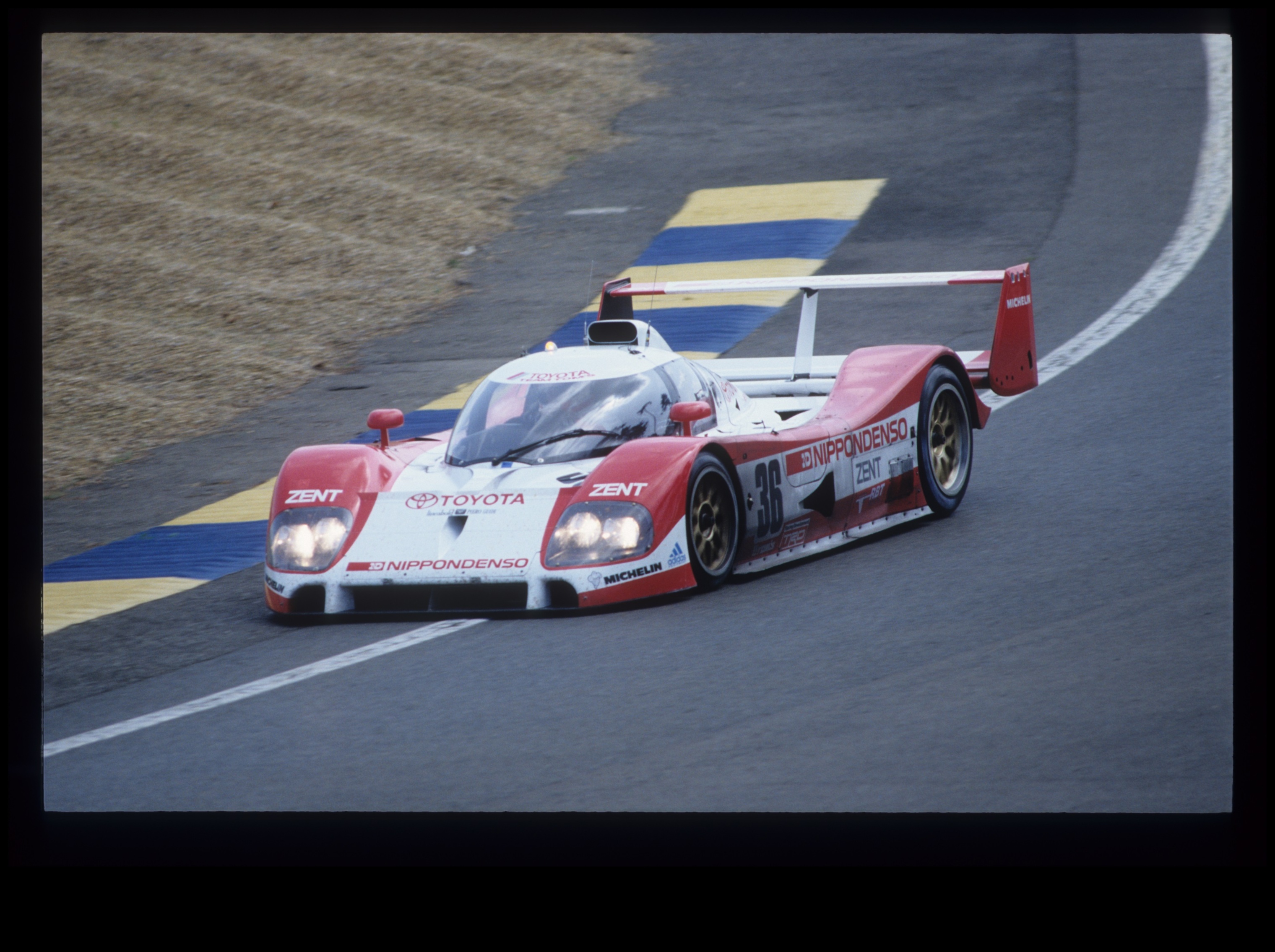 הסימפוניה של מנועי מכוניות ספורט בפעולה סיור על המסלול בצלילי המהירות 2 מנגינות המסלול: הסימפוניה של מנועי מכוניות ספורט בפעולה