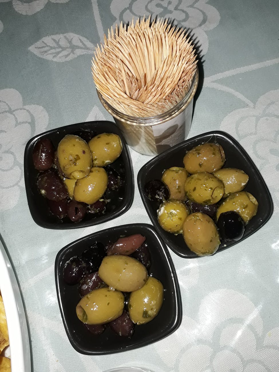 קעקוע של עיצוב מופשט בסגנון ריאליסטי.