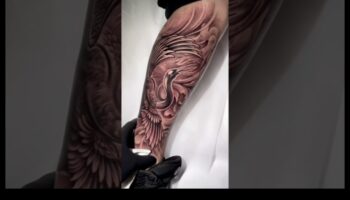 כרוניקות דיו: נרטיבים מעוצבים בקעקועים מפוסלים