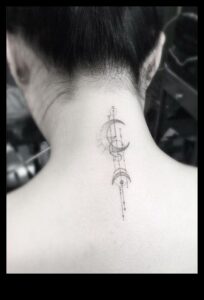 אלגנטיות מתחת לצוואר: גלה את סיפורי הקעקועים האחוריים הגדולים