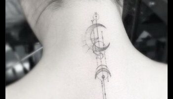 אלגנטיות מתחת לצוואר: גלה את סיפורי הקעקועים האחוריים הגדולים