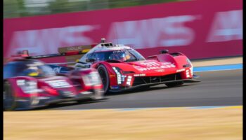 מנגינות המסלול: הסימפוניה של מנועי מכוניות ספורט בפעולה