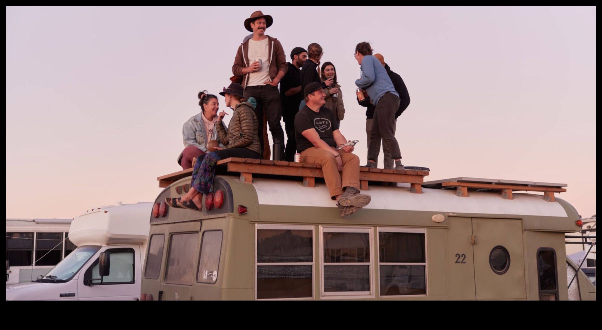 נוודים עירוניים: חובקת חיים ואן בנופים עירוניים