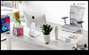 עיצוב שולחני מחשב נייד: אביזרים ליצירת סביבת עבודה פרודוקטיבית