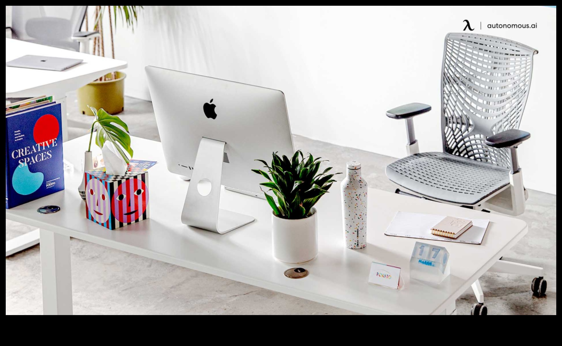 עיצוב שולחני מחשב נייד: אביזרים ליצירת סביבת עבודה פרודוקטיבית